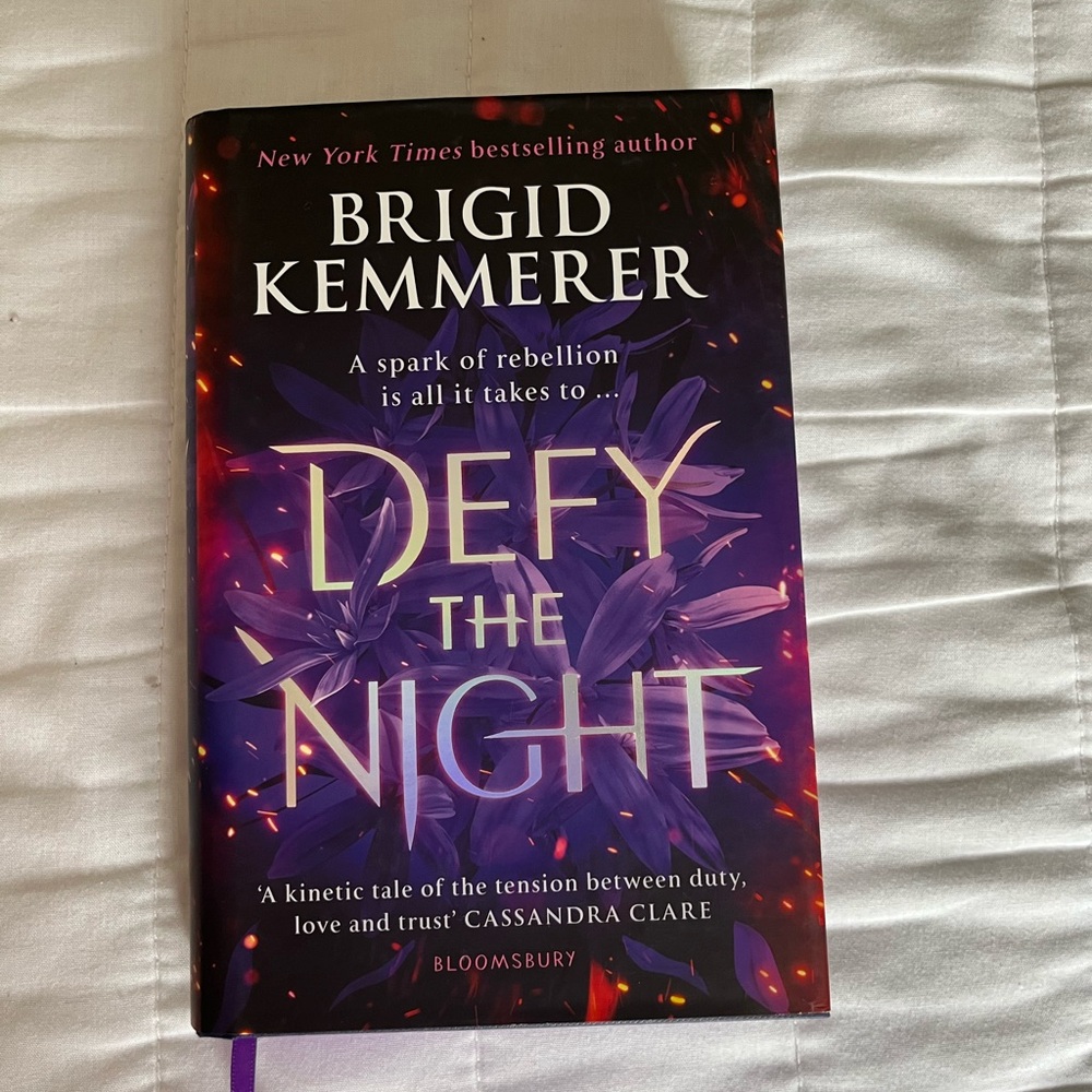 Fairyloot Special edition - Defy the Night Hardcover Book